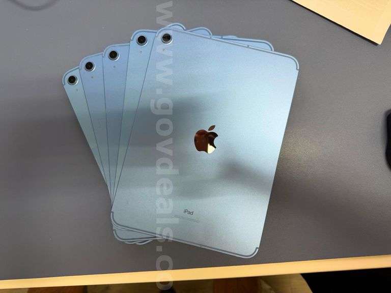 57 iPad 10th Generation 64GB Blue Cellular Unlocked