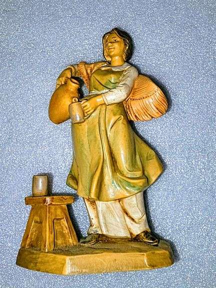 Fontanini woman with jug