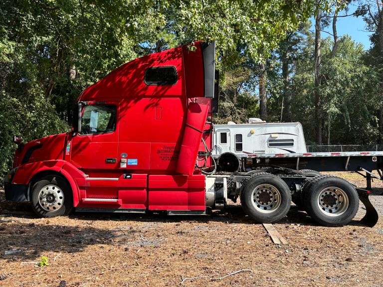 Bank Owned Volvo Semi Trailer Sleeper Trucks