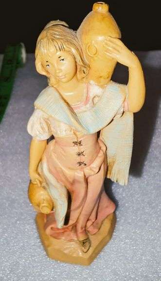 Mara draws water vintage fontanini figure