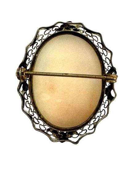 Vintage Carved Shell Cameo Brooch