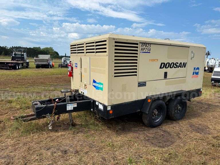 2 Lots: Doosan XP825 Air Compressors